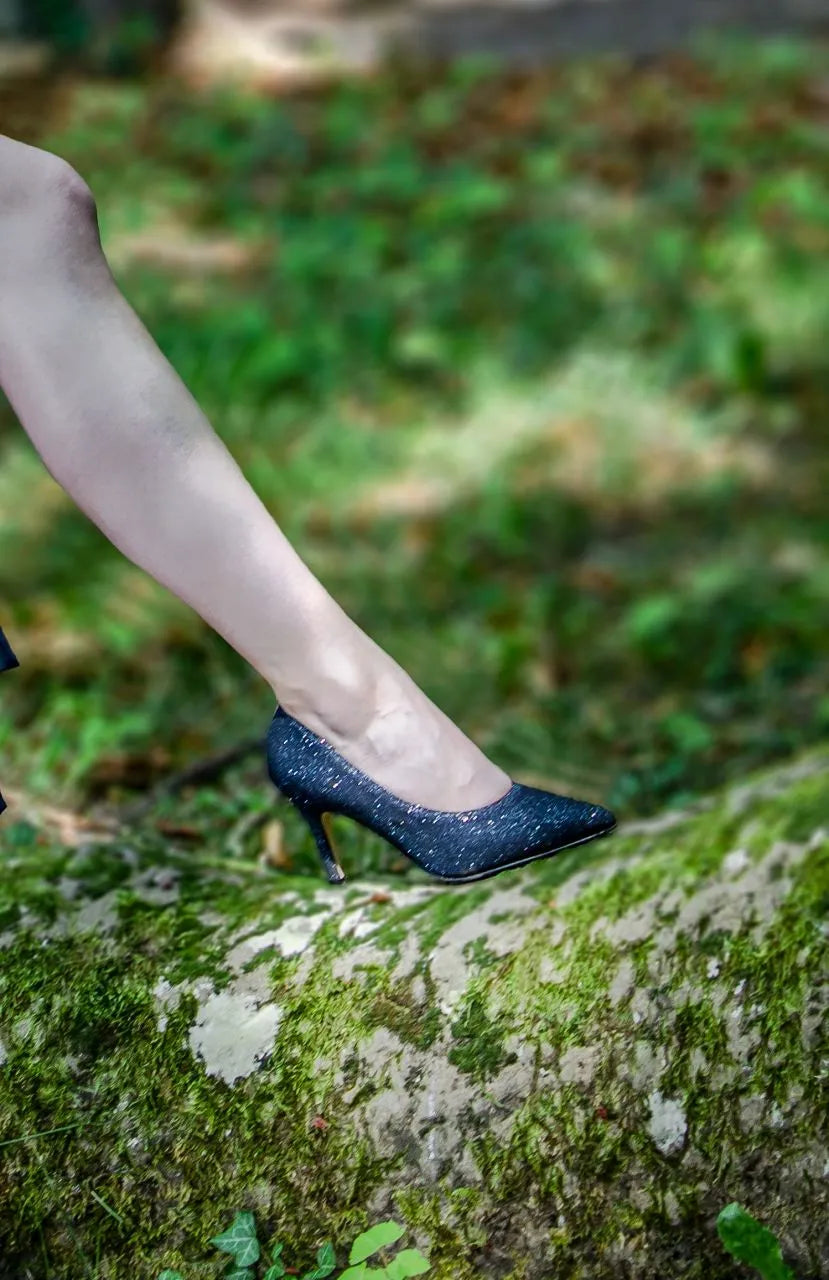 Zapatos de fiesta Cristalina Azul Marino con tacón de 8 cm, brillos discretos y plantilla acolchada para máxima elegancia y confort.