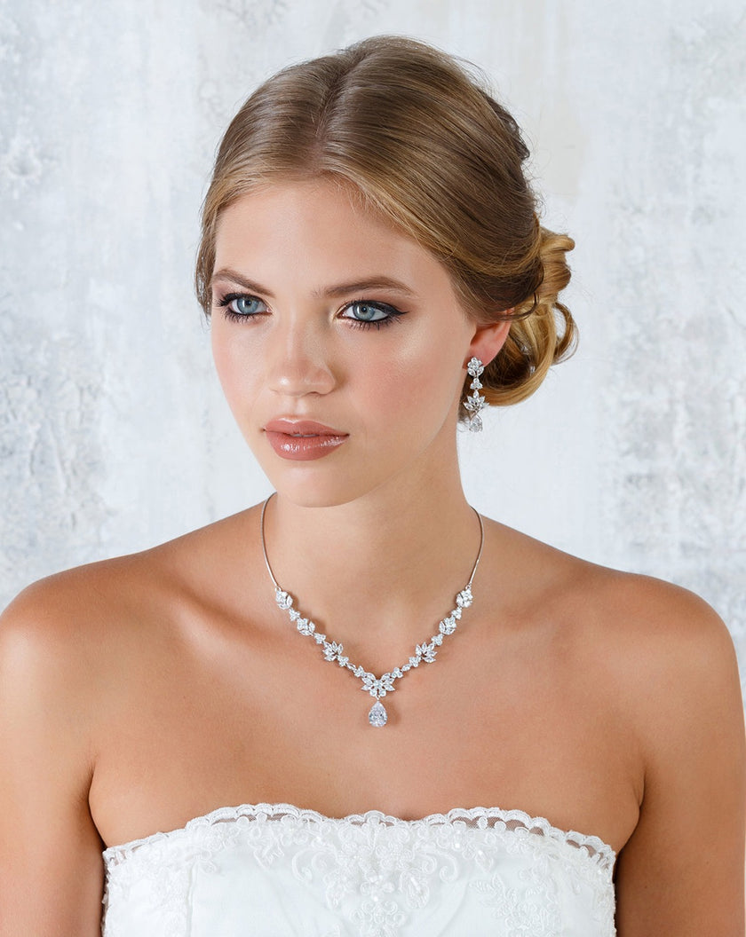 Juego de Pendientes y Gargantilla Diva