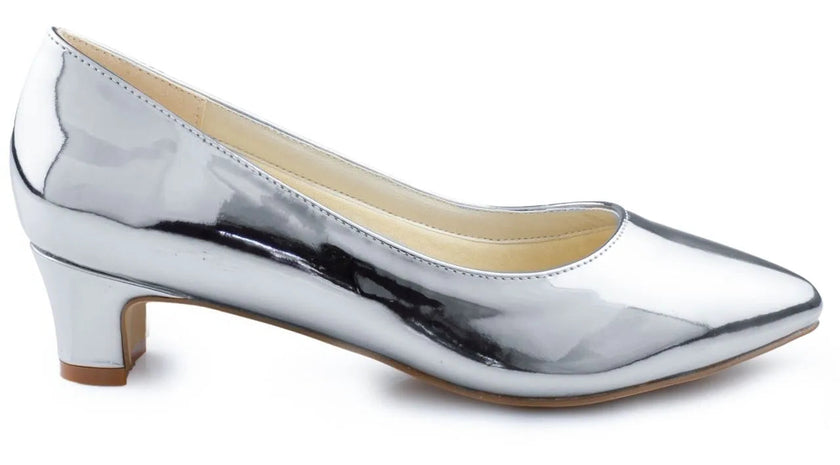 Zapatos de fiesta plateados con efecto espejo, diseño cómodo y elegante para bodas y eventos especiales.