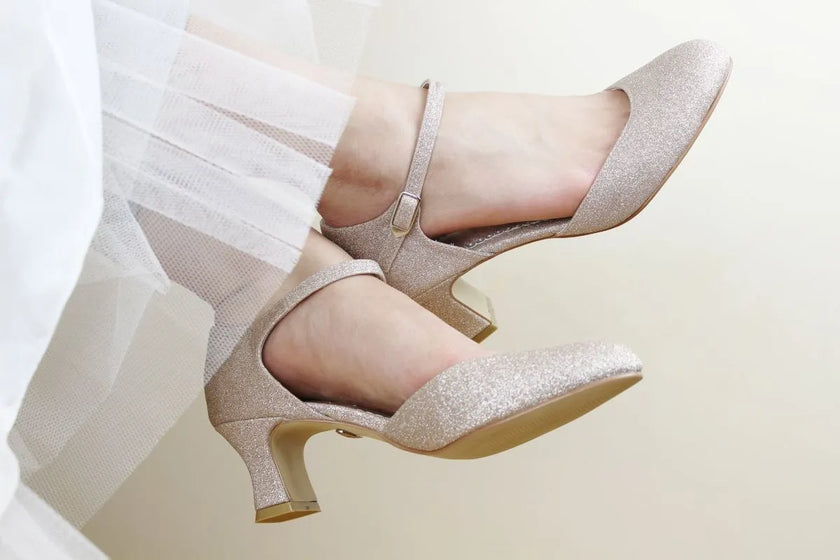 Zapatos de fiesta color champagne con tacón ancho de 5 cm y detalles brillantes para bodas y eventos