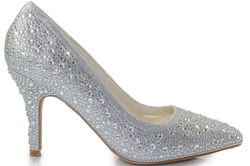 Zapatos de fiesta plateados con tacón de 8 cm, cubiertos de strass brillantes para eventos formales y bodas.