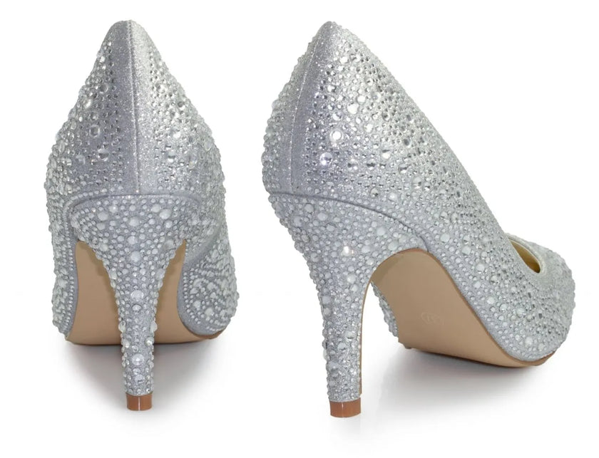 Zapatos de fiesta plateados con tacón de 8 cm, cubiertos de strass brillantes para eventos formales y bodas.