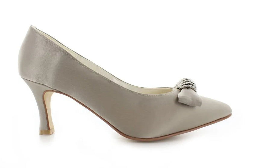 Zapatos de fiesta beige estilo vintage con broche y tacón kitten heel de 4.5 cm