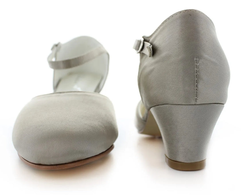 Zapatos de fiesta beige con correas ajustables, diseño cómodo y elegante para bodas y eventos