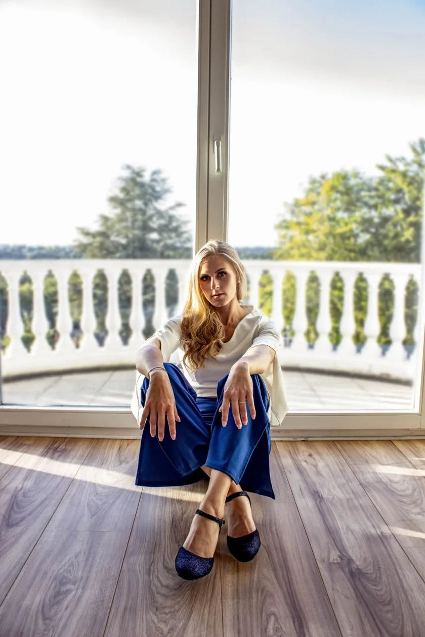 Zapatos de fiesta azul marino con correa ajustable y efecto glitter, tacón ancho para máxima comodidad en eventos