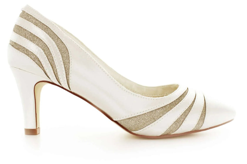 Zapatos de novia Aragonita en color Ivory con punta estilizada, tacón de 6 cm y plantilla acolchada, ideales para bodas y eventos elegantes.