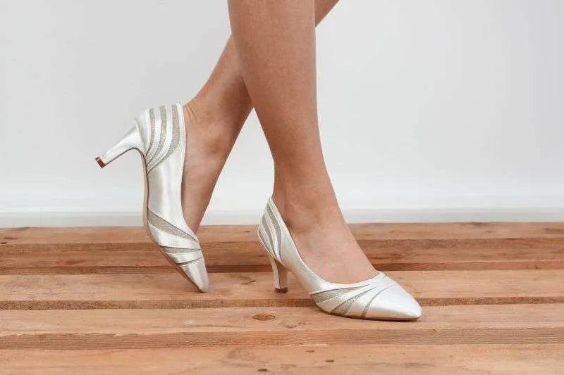 Zapatos de novia Aragonita en color Ivory con punta estilizada, tacón de 6 cm y plantilla acolchada, ideales para bodas y eventos elegantes.