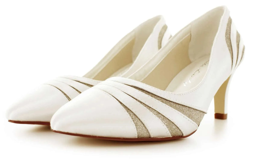 Zapatos de novia Aragonita en color Ivory con punta estilizada, tacón de 6 cm y plantilla acolchada, ideales para bodas y eventos elegantes.