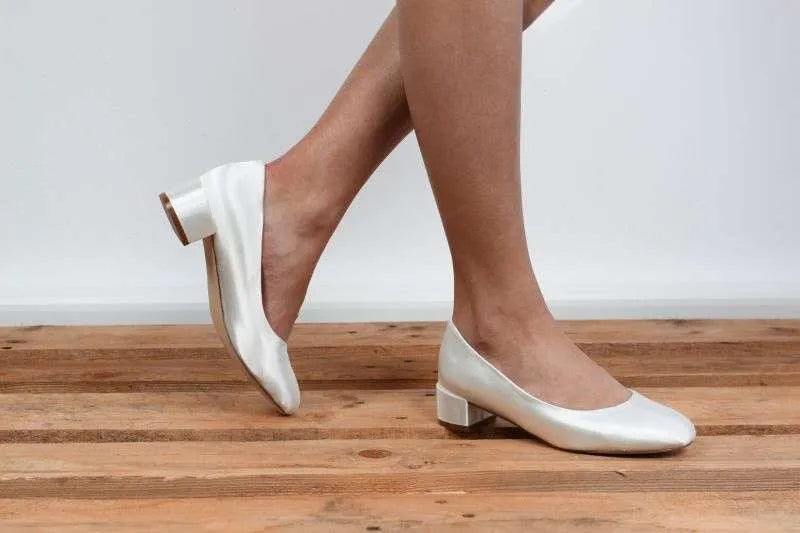 Zapatos de novia Aventurina en color Ivory con tacón bloque de 6 cm y suela acolchada, perfectos para bodas y eventos elegantes.