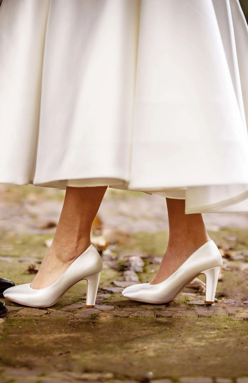 Zapatos de novia Espinela Ivory con tacón bloque de 8 cm, punta estilizada y acolchado interior para máxima comodidad.