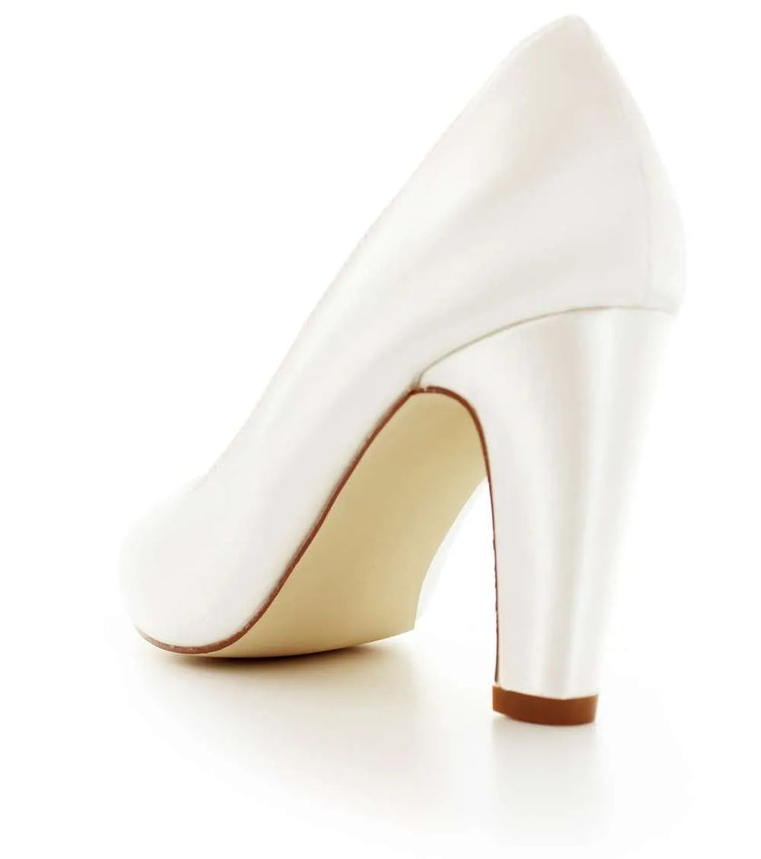 Zapatos de novia Espinela Ivory con tacón bloque de 8 cm, punta estilizada y acolchado interior para máxima comodidad.