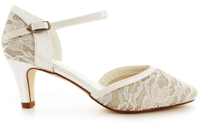 Zapatos de novia Magnetita en color Ivory con detalles de encaje y brillo, tacón de 7 cm y plantilla acolchada, ideales para bodas y eventos elegantes.