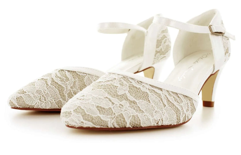 Zapatos de novia Magnetita en color Ivory con detalles de encaje y brillo, tacón de 7 cm y plantilla acolchada, ideales para bodas y eventos elegantes.