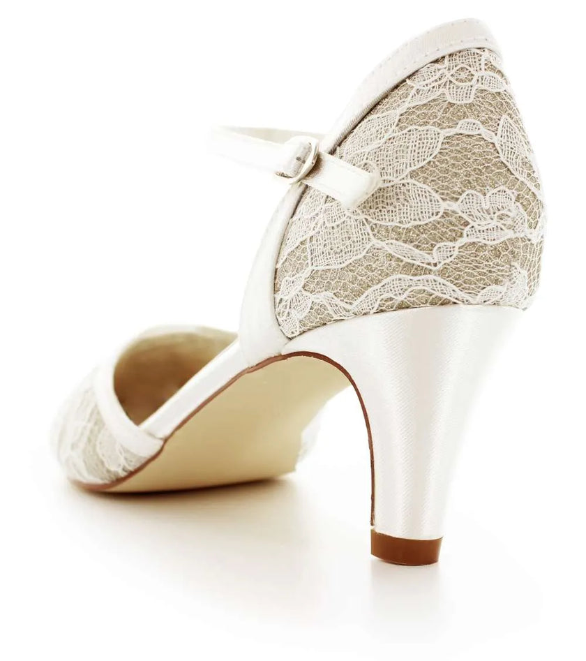 Zapatos de novia Magnetita en color Ivory con detalles de encaje y brillo, tacón de 7 cm y plantilla acolchada, ideales para bodas y eventos elegantes.