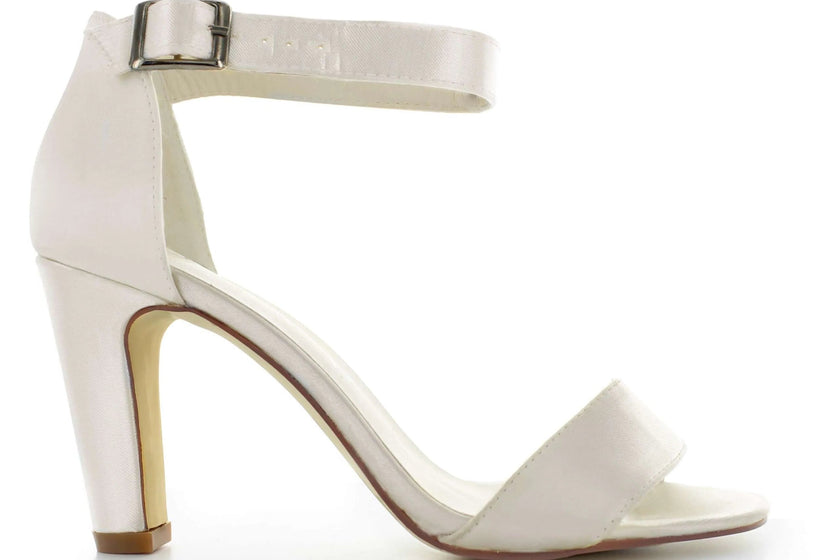 Zapatos de novia Prehnita Ivory con diseño abierto, tacón bloque para estabilidad y plantilla acolchonada para comodidad.