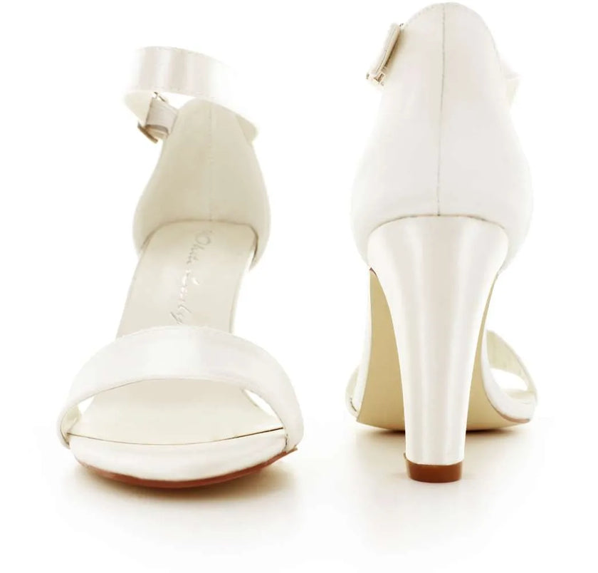 Zapatos de novia Prehnita Ivory con diseño abierto, tacón bloque para estabilidad y plantilla acolchonada para comodidad.