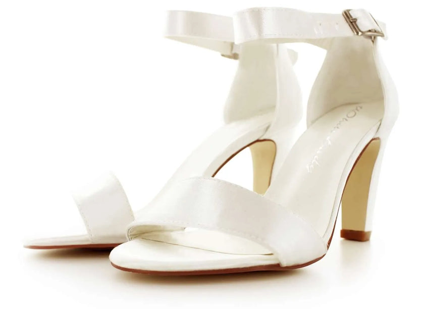 Zapatos de novia Prehnita Ivory con diseño abierto, tacón bloque para estabilidad y plantilla acolchonada para comodidad.