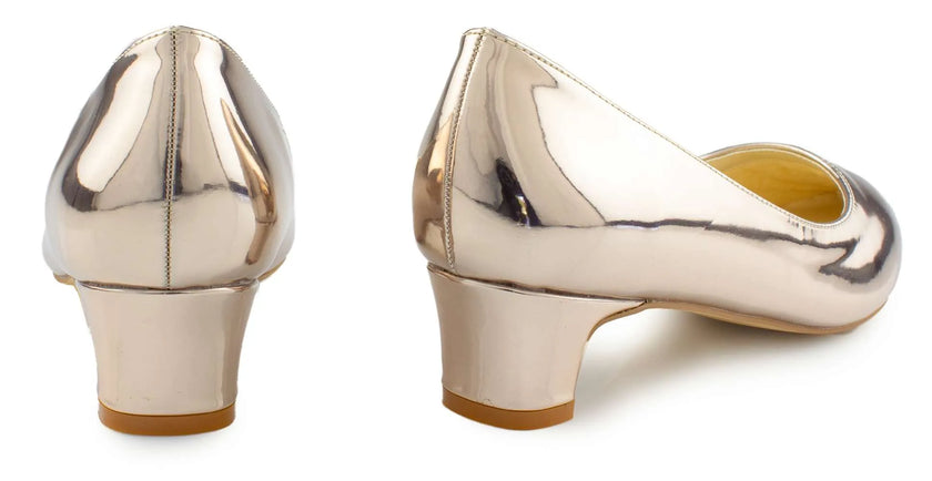 Zapatos de fiesta Titanita Dorado con tacón de 5 cm, acabado efecto espejo y diseño sofisticado, perfectos para bodas y eventos elegantes.