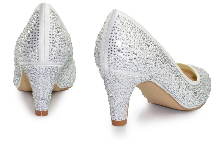 Zapatos de novia Granate con tacón medio de 5.5 cm en color ivory, con detalles de piedras de zircón.