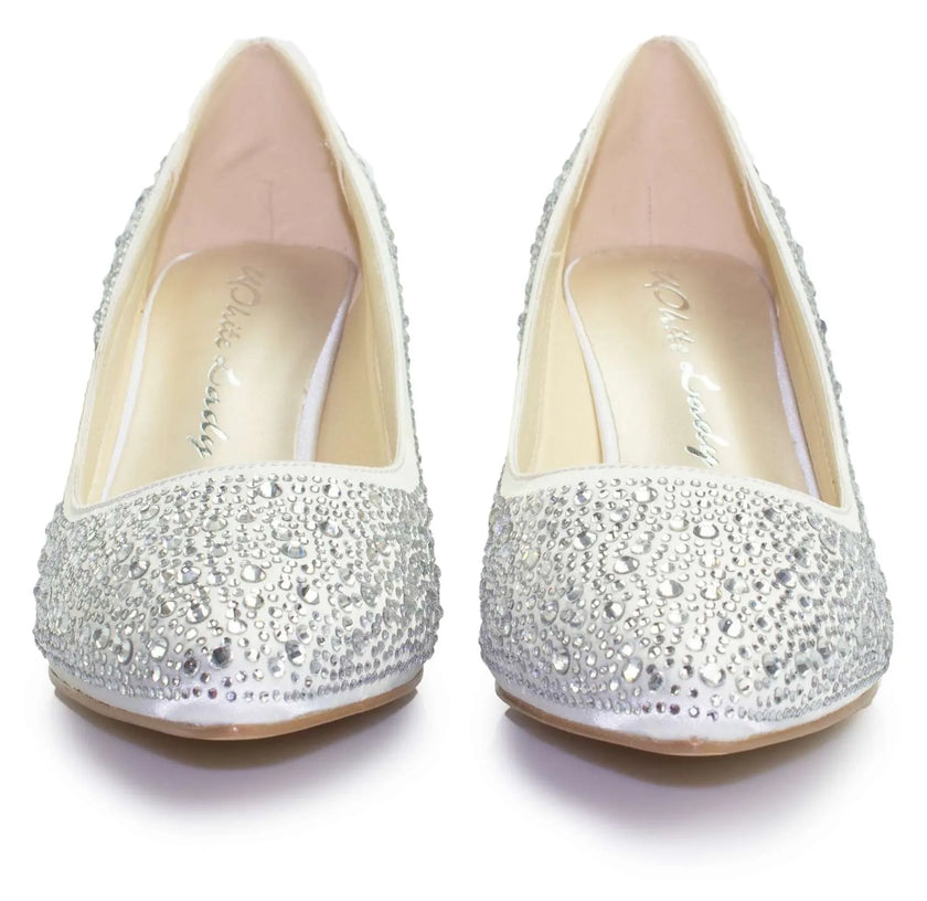 Zapatos de novia Granate con tacón medio de 5.5 cm en color ivory, con detalles de piedras de zircón.