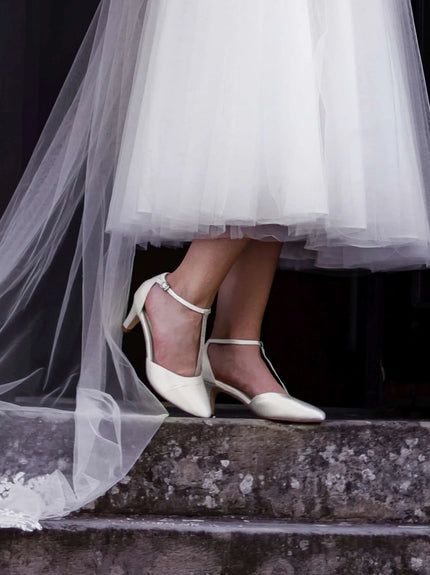 Zapatos de novia Malaquita con glitter champán y tacón de 5,5 cm en color ivory, elegantes y cómodos para bodas y fiestas.