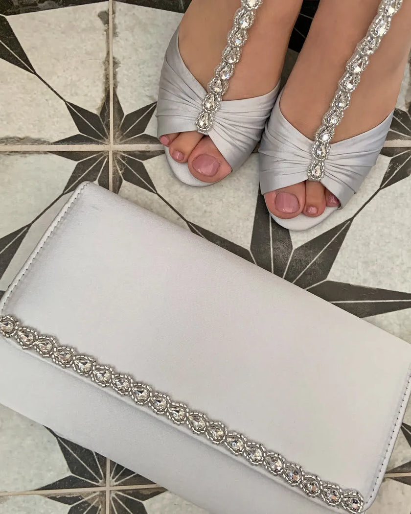 Zapato fiesta Sandalias de fiesta Dolly en satén plateado con T-bar adornado con cristales y tacón de bloque elegante.