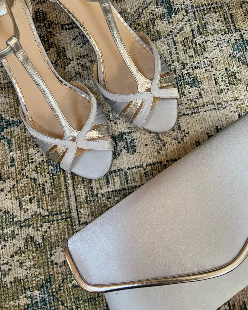 zapatos fiesta Tacones de fiesta Bronte en satén azul pálido con detalles metálicos y diseño elegante.