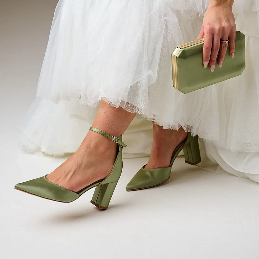 zapatos de fiesta Tacones de fiesta Liberty en satén oliva con punta fina y tacón de bloque moderno para un look sofisticado.