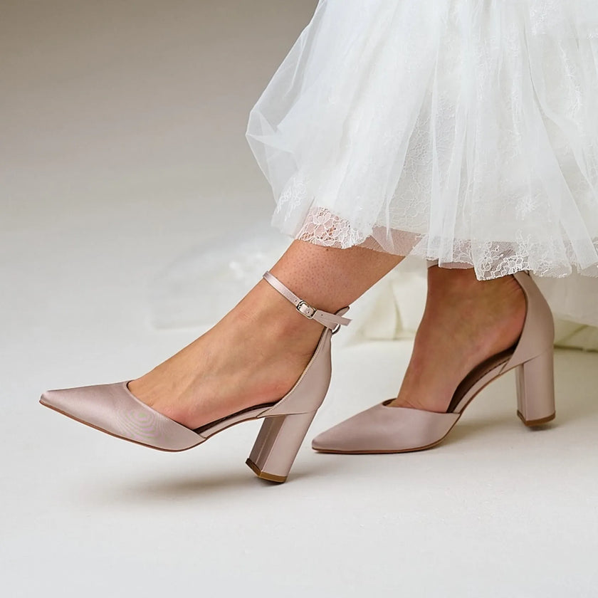 zapatos de fiesta Tacones de fiesta Liberty en satén topo con punta fina y tacón de bloque moderno para un look sofisticado.