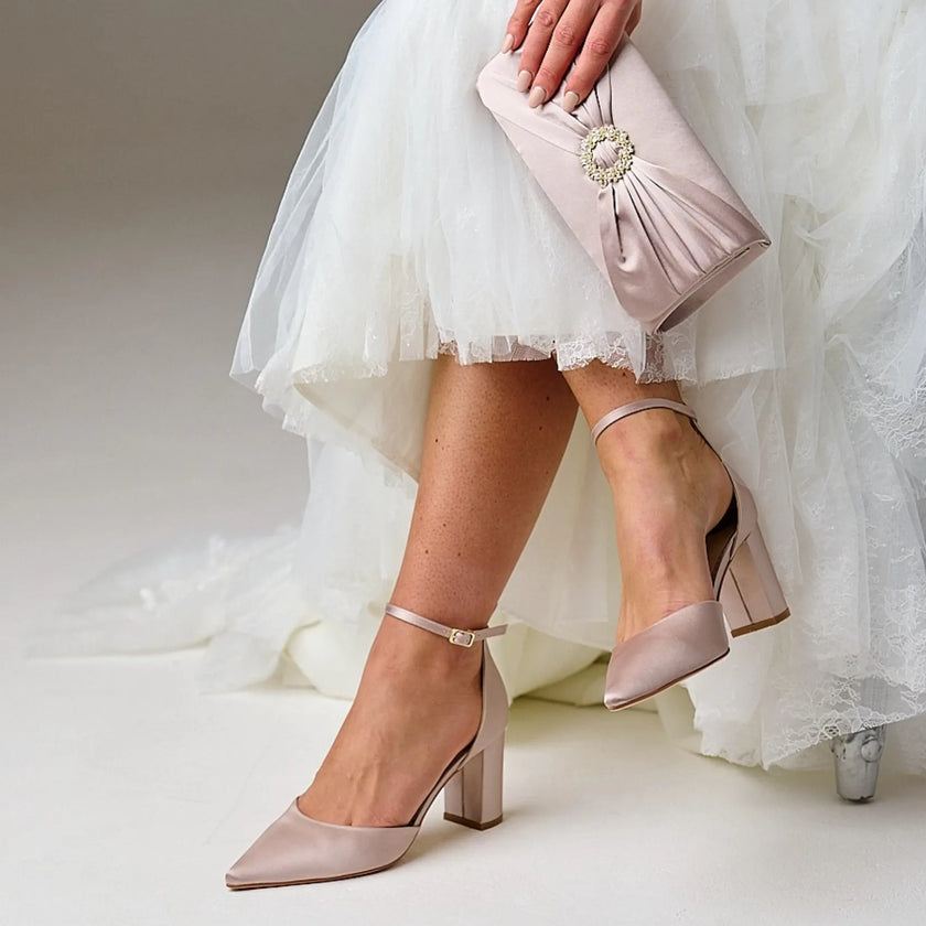 zapatos de fiesta Tacones de fiesta Liberty en satén topo con punta fina y tacón de bloque moderno para un look sofisticado.