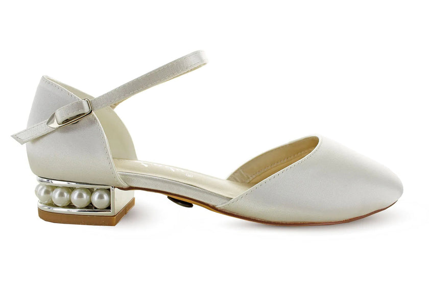 Zapatos de novia Aguamarina en color ivory con abertura lateral, tacón adornado con perlas y diseño plano, ideales para bodas y eventos elegantes.