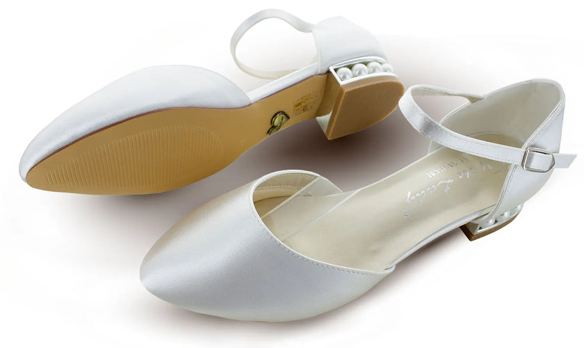 Zapatos de novia Aguamarina en color ivory con abertura lateral, tacón adornado con perlas y diseño plano, ideales para bodas y eventos elegantes.
