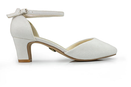 Zapatos de novia Alejandrita en color ivory, tacón bloque de 5 cm y hebilla ajustable, ideales para bodas y eventos elegantes.