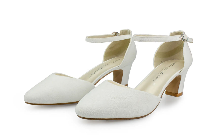 Zapatos de novia Alejandrita en color ivory, tacón bloque de 5 cm y hebilla ajustable, ideales para bodas y eventos elegantes.