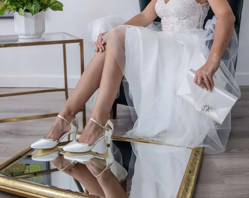 Zapatos de novia Berilo en color ivory con borde dorado, ideales para bodas y eventos elegantes.