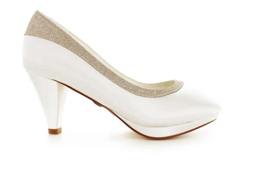 Zapatos de novia Cuarzo en color ivory, con tacón elegante y detalles refinados, ideales para bodas y eventos especiales.