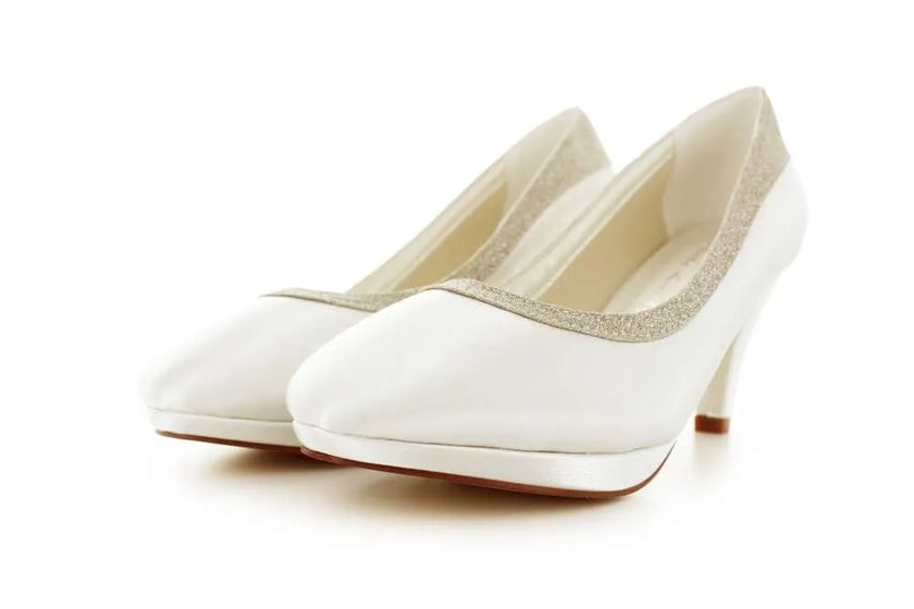 Zapatos de novia Cuarzo en color ivory, con tacón elegante y detalles refinados, ideales para bodas y eventos especiales.