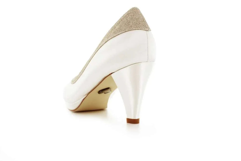 Zapatos de novia Cuarzo en color ivory, con tacón elegante y detalles refinados, ideales para bodas y eventos especiales.