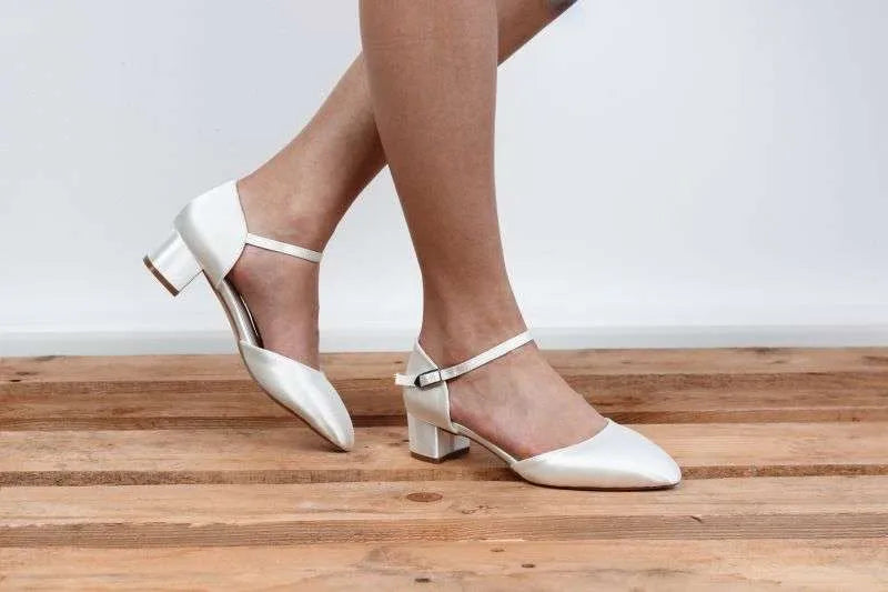 Zapatos de novia Lapislázuli en color ivory con tacón bloque, diseño elegante y ajuste cómodo, ideales para bodas y eventos especiales.