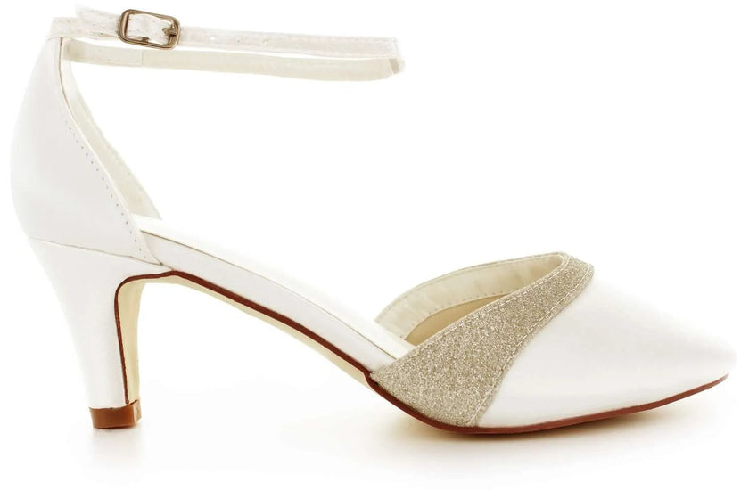 Zapatos de novia Obsidiana en color ivory con tacón bloque, diseño sofisticado y ajuste cómodo, ideales para bodas y eventos especiales.