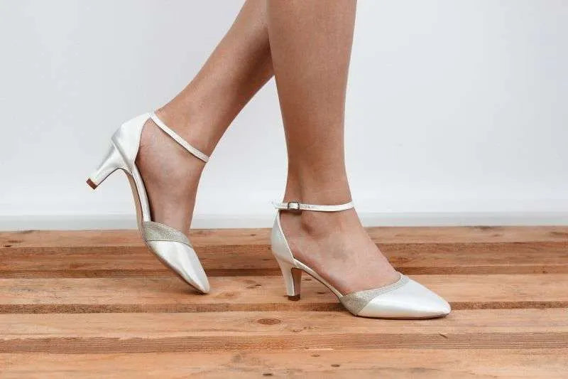 Zapatos de novia Obsidiana en color ivory con tacón bloque, diseño sofisticado y ajuste cómodo, ideales para bodas y eventos especiales.