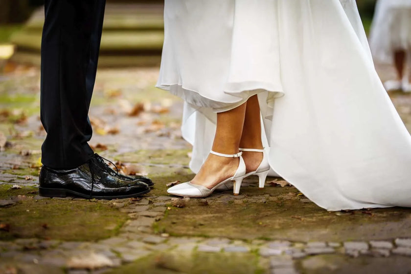 Zapatos de novia Obsidiana en color ivory con tacón bloque, diseño sofisticado y ajuste cómodo, ideales para bodas y eventos especiales.