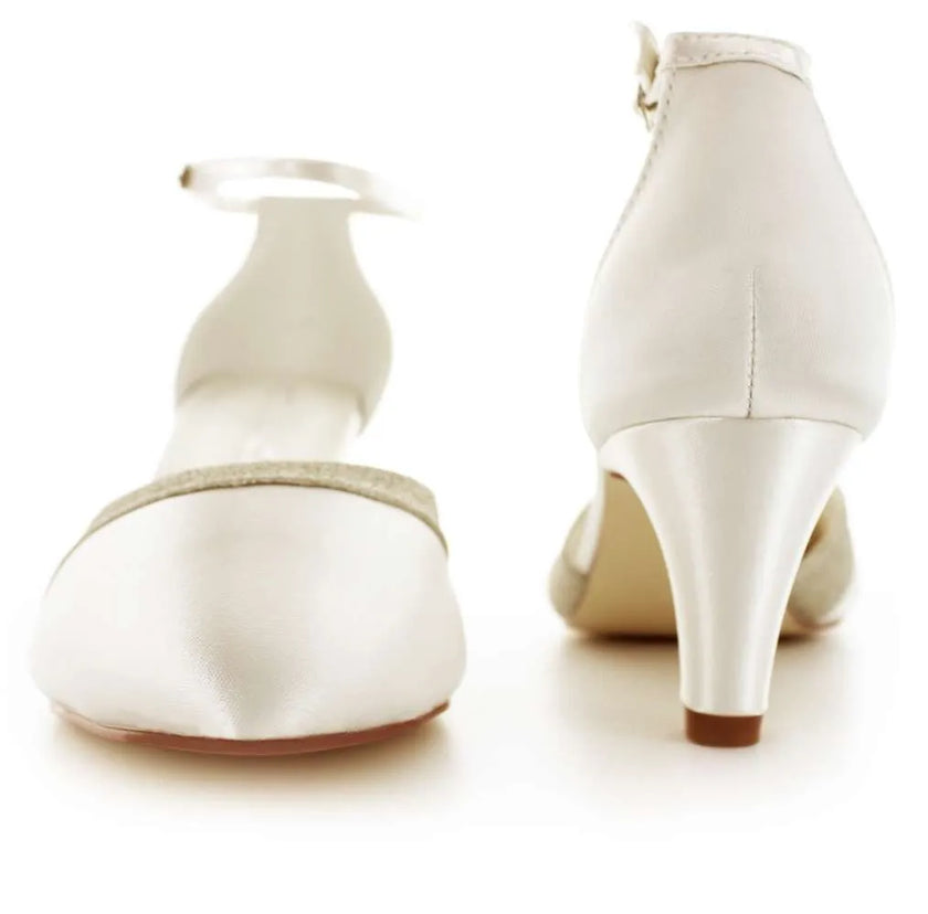 Zapatos de novia Obsidiana en color ivory con tacón bloque, diseño sofisticado y ajuste cómodo, ideales para bodas y eventos especiales.