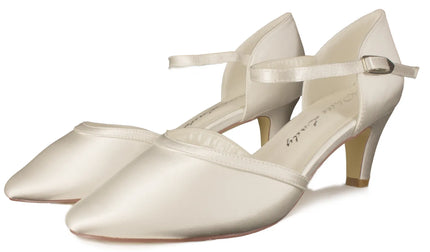 Zapatos de novia Perla con tiras cruzadas, tacón de 5 cm y forro acolchado en color ivory.