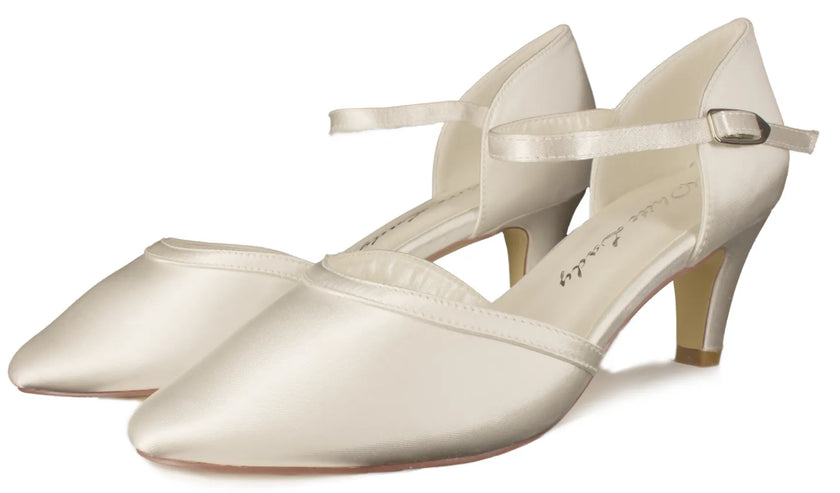 Zapatos de novia Perla con tiras cruzadas, tacón de 5 cm y forro acolchado en color ivory.