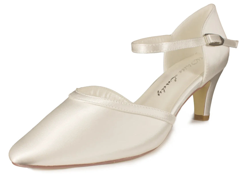 Zapatos de novia Perla con tiras cruzadas, tacón de 5 cm y forro acolchado en color ivory.