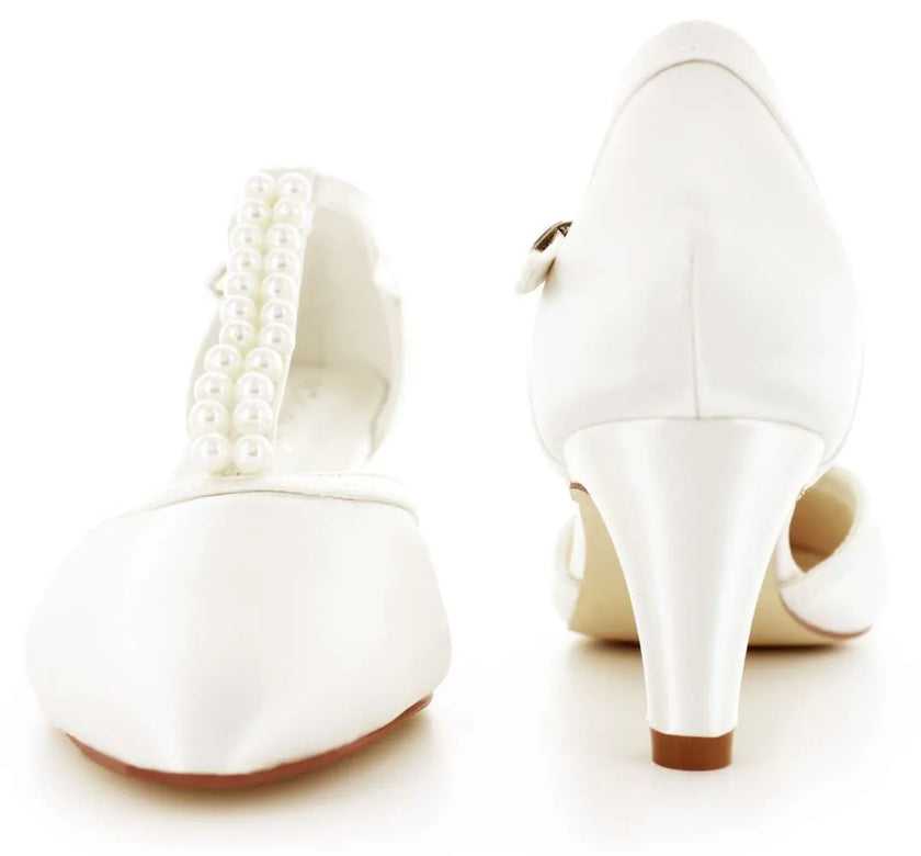 Zapatos de novia Rodonita en color ivory con detalles de perlas, tacón elegante y correa en T, perfectos para bodas y eventos especiales.