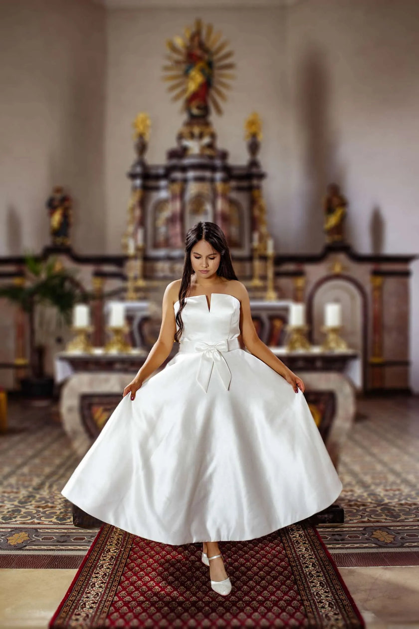 Zapatos de novia Rubí en color ivory, con tacón de 5 cm y forro acolchado para máxima comodidad.