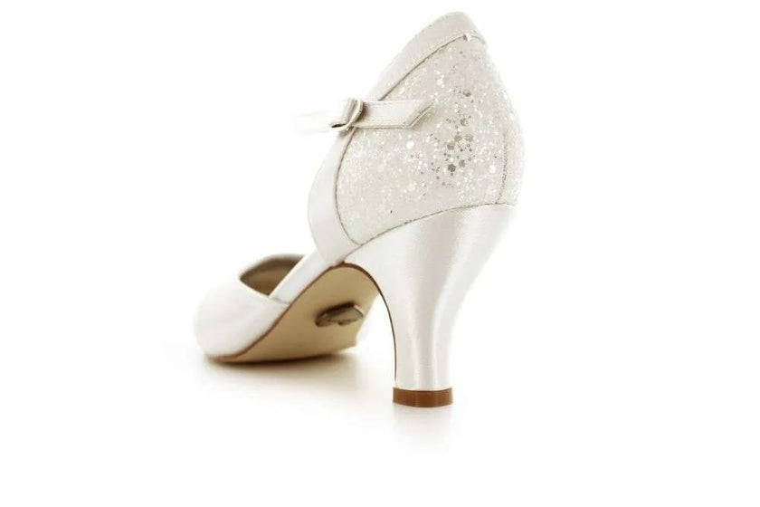 Zapatos de novia Rubí en color ivory, con tacón de 5 cm y forro acolchado para máxima comodidad.