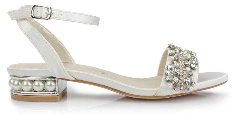 Zapatos de novia Turmalina en color ivory, con tacón bajo de 2 cm, perlas incrustadas y detalles de cristales para un look elegante y cómodo.